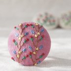 作品刺繍ブローチ サンプラー　ヘアゴム可 くるみボタン　ピンク