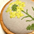 作品菜の花刺繍の生地で作った針刺