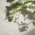作品［ sample sale ］white flower & baroque pearl wave earrings
