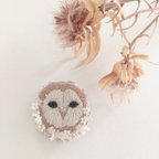 作品【受注生産】メンフクロウ 顔 flower white 刺繍ブローチ(プチサイズ)