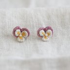 作品【お値下げ中です】小さな花の刺繍ピアス　白とピンクのビオラ