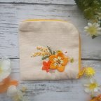 作品立体刺繍のお花のミニポーチ