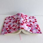 作品三角の幾何学模様のブックカバー(文庫本サイズ)ピンク