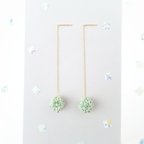 作品/ 紙 \ / 1gのピアス \   デザインペーパーを閉じ込めた『 優しいグリーン の 小さな フラワーボール アメリカンピアス 』  プレゼント にも