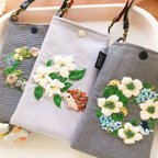 作品ボタニカル　清々しい白の山桜　かわいいハリネズミ と一緒　刺繍　刺しゅう　マスクケース　スマホポーチ　サブバッグとしても