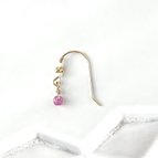 作品 【K10】 ピンク色のサファイヤのピアス。白いケシパールとキャビアビーズが金具に。