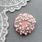 作品刺繍ブローチ　ふわふわつぶつぶリース×ピンク濃　くるみボタン　ボタニカル　