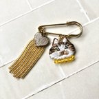 作品キジ白猫さんとハートのビーズタッセルのストールピン　手刺繍