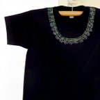 作品【送料無料】シロツメ草のネックレスTシャツ（ブラック）