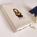 作品カバンの中でも本が折れないブックカバー✳︎厚さ調整✳︎キャラクター✳︎刺繍✳︎モナリザさん✳︎名画✳︎ダ・ヴィンチ「モナ・リザ」