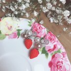 作品いちごピアス　苺チャーム　パールチャーム　ストロベリー　strawberry earring