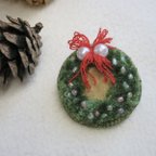 作品手刺繍のクリスマスリースのブローチです。