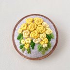 作品黄色いモッコウバラ刺繍　木枠ブローチ　