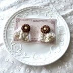 作品ミルクチョコレート色のお花と刺繍リボンのピアス