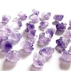 作品【4個】琥珀糖みたいな藤紫色の穴あき天然石アメジスト (小) ラフロック タンブル パープル 紫水晶 原石 2月の誕生石M-S33A