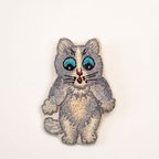 作品びっくり顔の猫 刺繍ブローチ（グレー）