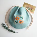 作品【手刺繍】お花のリネン巾着袋　ブルー