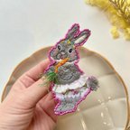 作品sold out ラベンダーパンツを履いたうさちゃん　刺繍ブローチ　キーホルダー