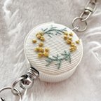 作品送料無料✨【刺繍】お花のリールキーホルダー💐　くるみボタン　リールキーケース　パスケース　キーリール　アクセサリー　キッズ　子ども　こども　プレゼント