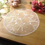 作品30ｃｍ。Carrickmacross lace,doily,The motif is mistletoe.　アイルランドのレース編み　白糸刺繡　カリックマクロス