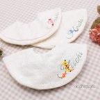 作品【花刺繍 × レース】名入れスタイ コットンレーススタイ 花刺繍 手刺繍 花文字 お宮参り お食い初め 出産祝い