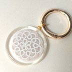 作品バッグチャーム　薄いピンク　タティングレース×レジン