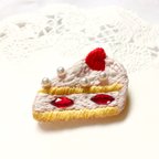 作品いちごのショートケーキ🍰大人モードな刺繍ブローチ