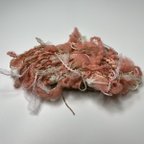 作品手織り　ファンシーヤーンの大ぶりブローチ　サーモンピンク