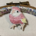 作品小鳥の刺繍ブローチ アキクサインコ ルビノー M