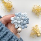 作品幸せの花束ブローチ　／　雪の結晶　　　　　　　　　　　　刺繍ブローチ　刺繍アクセサリー　刺繍　お花刺繍　ブルー　くすみブルー　パール　刺繍雑貨　ブローチ　プレゼント　紫陽花　ギフト　母の日　アジサイ