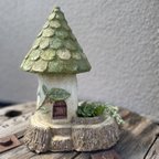 作品「三角屋根のお家グリーン　花壇付」