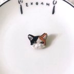 作品おひげがプクッとみけ猫の刺繍ブローチ