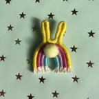 作品ウサギのシッポ ブローチNo.7　ひまわり×ビビットピンク×藤色×ミント（しっぽ 黄色）