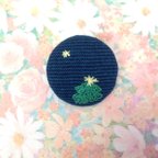 作品モミの木の刺繍ブローチ　藍染布