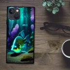 作品色鮮やかできらびやかに輝く神秘的な深海魚  スクエア型スマホケース【強化ガラス仕上げ】iPhone15 対応