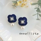 作品再販.大粒 コットンパール と ネイビー の お花 刺繍ピアス・イヤリング