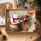 作品シマエナガ さんと クリスマスの モミの木 ブローチ　森の動物絵本　飾れる切り株台座付き