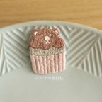 作品クマのカップケーキ刺繍ブローチ