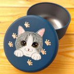 作品白とグレーの猫さん　丸缶小物入れ　缶ケース　ネイビー