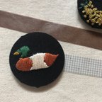 作品鴨の刺繍ブローチ