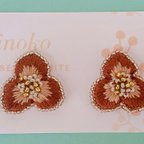 作品ブラウンの花形刺繍とビーズのピアス「ヘーゼルナッツチョコレート」