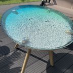 作品カフェテーブル　ドルフィンラグーン　水面に映る水紋のエメラルドブルーの海　ガラス丸テーブル　ナイトテーブル　ラウンドテーブル