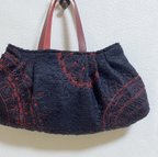 作品冬物セール☆幾何学模様刺繍の赤い持ち手かばん