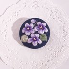 作品すみれの刺繍ブローチ