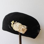 作品【一点物】黒羽＆布花のコラージュベレー帽