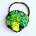 作品刺繍のブロッコリーヘアゴム。鮮やかな黒と緑、個性的なデザインはコーディネートの主役に。ブラック/グリーン/ビーズ