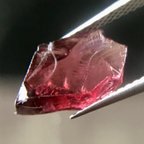 作品ロードライトガーネット 原石 1.95ct タンザニア産 天然ガーネット 天然石 パワーストーン 宝石原石 ピンクレッド 赤 プチサイズ