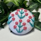 作品〜メルヘンチックな可愛いお花〜刺繍ブローチ くるみボタン クロスステッチ