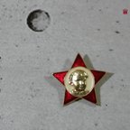 作品♛ ウクライナ・CCCPソビエト時代のキュートな女の子のポートレイトと☆彡赤い星形のブローチピンバッジ（新品）１個