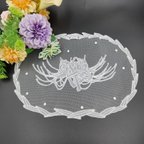 作品彼岸花のレース　Carrickmacross lace spider lily doily　キャリックマクロスレースの彼岸花のドイリー　アイルランドのレース編み　白糸刺繡　カリックマクロス